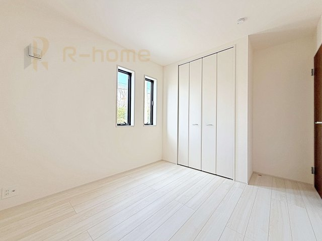 ひたちなか市八幡町2期　新築戸建て　1号棟の洋室|どんな部屋家具も合わせやすいシンプルな洋室！
たっぷりの日差しと心地よい風が舞い込む住まい♪