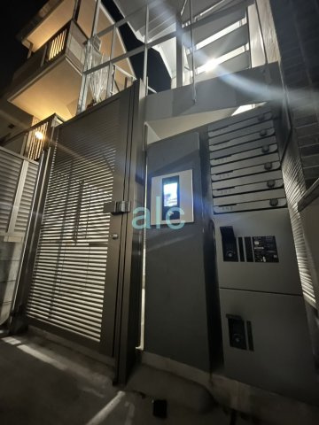 中野区中野１丁目のアパートのエントランス