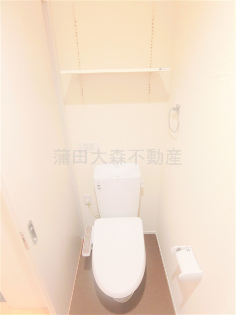 スカイハイム仲六郷のトイレ|棚と温水洗浄便座付きのトイレ