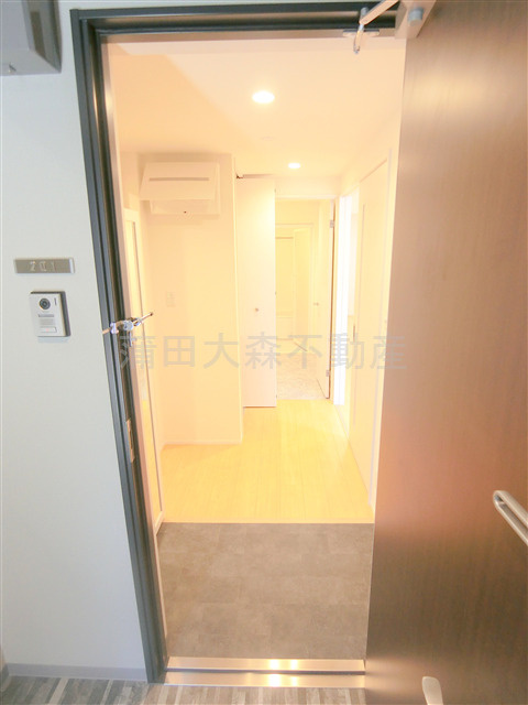 スカイハイム仲六郷の玄関|姿見鏡付きの玄関収納がうれしいポイント！