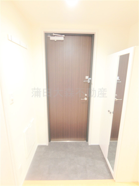 スカイハイム仲六郷の玄関