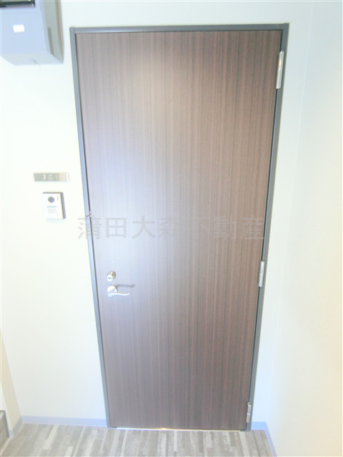 スカイハイム仲六郷の玄関