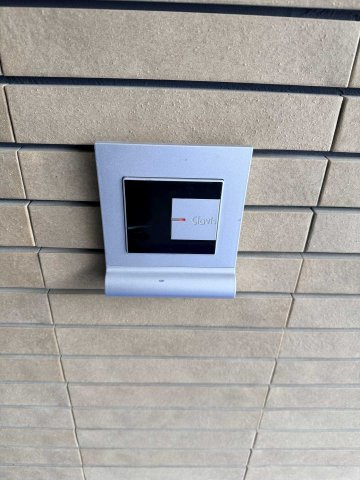 アルファステイツ春日3のエントランス|オートロックとお部屋の玄関はどちらも非接触キーで解除可能です。
