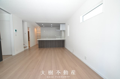 【居間・リビング】 | 綾瀬市寺尾釜田１丁目 新築戸建て 全7棟【仲介手数料無料】