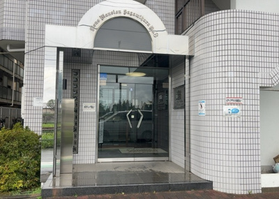 【エントランス】 | ライオンズマンション相模原第８ | マンションのエントランスには、もともと風よけや防犯の役割がありますが、マンションによって宅配ボックスなどの設備が備わっている所もあります。日々の生活をイメージしながら生活しやすさをチェックしましょう。