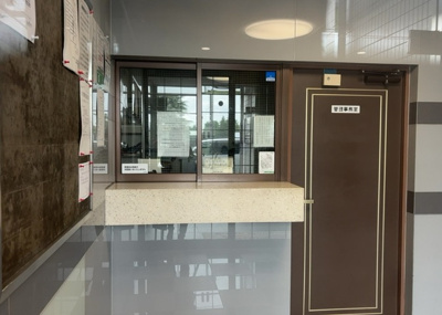 【受付】 | ライオンズマンション相模原第８ | 受付はマンションコンシェルジュがいる場合もあれば、管理人が滞在する小部屋を総称して呼ぶことがあります。主にエントランスに設置されていることから、防犯面でも期待ができます。防犯設備がない場合はより安心！