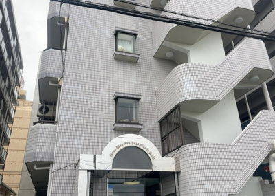 【現況写真】 | ライオンズマンション相模原第８ | 道幅が広い場所は日当たりや風通が良好です。幅が広いのですれ違いも可能ですし大きな車でも駐車可能！一方で、大型車が通ることも多くなるため交通量の増加により騒音に繋がります。また土地の値段が高くなります。