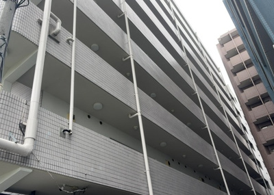 【玄関】 | ライオンズマンション相模原第８ | 玄関は家の顔でもあり、家族以外の目にも止まる場所です。玄関は外との間を仕切る扉、靴などをしまっておく収納スペース、靴脱ぎのたたきスペース、来客とのやり取りをするドアホンなど複数のアイテムからなります。