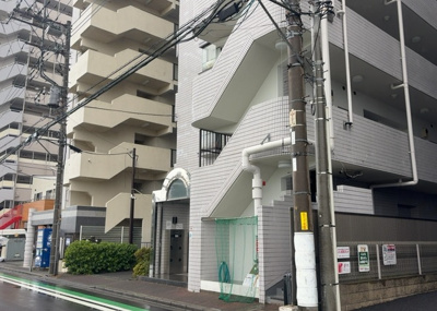 【外観】 | ライオンズマンション相模原第８ | 外観はマンション管理がされているかの目安になります。築年数が古いと、壁面は劣化してひび割れが生じることも！建物が古びていても細かいところが修繕されていると、きちんと管理されているなぁと感じるでしょう。