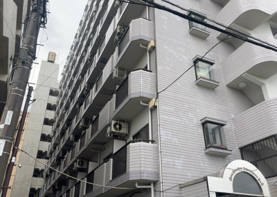 【バルコニー】 | ライオンズマンション相模原第８ | 一般的なバルコニーは、奥行1.5ｍ程ですが、ワイルドバルコニーは2ｍまで広がっています。そのため洗濯物の間隔をあけ干すことができ、乾きやすいというメリットや、ガーデニングが楽しめる等の特徴があります。