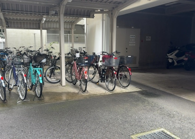 【駐車場】 | ライオンズマンション相模原第８ | 車一台あたりに必要なスペースは、標準サイズの普通自動車で横幅2m50cm、長さ5mは必要になります。ただし、乗降のことも考慮して横幅3m30cm、長さ5m50cmほどは確保できるところを選びましょう。