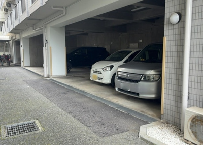 【駐車場】 | ライオンズマンション相模原第８ | 駐車場と明記されていても、最小スペースでつくられた駐車場だと大型車は駐車できなかったり、出入りしにくくなったりする可能性があります。お車のサイズと購入したい物件の駐車場のサイズを現地で確認しましょう。