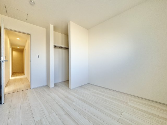 磐田市赤池　4期　1号棟の洋室|廊下の突き当たりにある約5.16帖の洋室です。