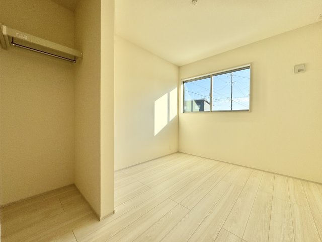 磐田市赤池　4期　1号棟の洋室|玄関に入ってすぐ右側の約5.16帖の洋室です。