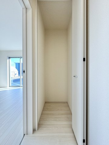 磐田市赤池　4期　1号棟の収納|各居室に収納スペースを備えているだけでなく、廊下にも収納があるため、小物の収納にも便利です。