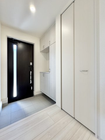 磐田市赤池　4期　1号棟の玄関|収納力のある玄関スペース。シューズボックスに加え、玄関収納もあり、靴や小物をすっきり整理できます！