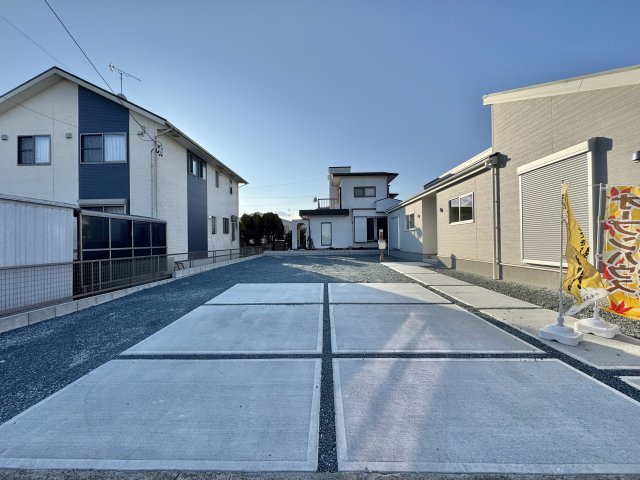 磐田市赤池　4期　1号棟の駐車場|駐車スペースにゆとりがあり、庭も備えた開放的な敷地が魅力です！