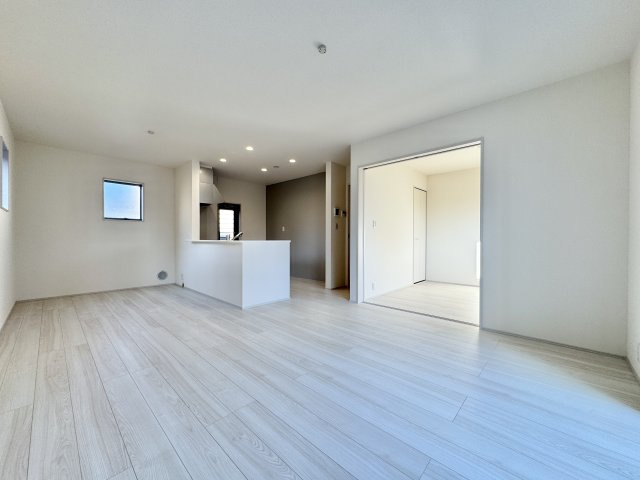 磐田市赤池　4期　1号棟の居間・リビング|白を基調とした内装と淡いフローリングで、空間全体が明るく清潔感のある印象です！