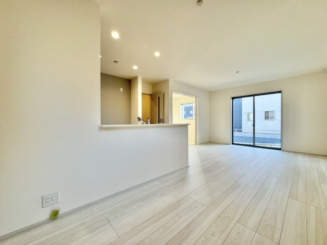 磐田市赤池　4期　1号棟の居間・リビング|リビングとダイニングを分けて使える間取りで、家具配置もしやすいのが魅力です♪