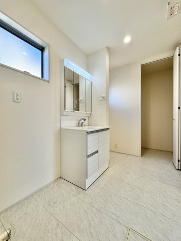 磐田市赤池　4期　1号棟の独立洗面台|大きな窓から自然光が入る、明るく清潔感のある洗面スペースです。
