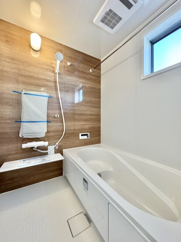 磐田市赤池　4期　1号棟の浴室|木目調のアクセントパネルがおしゃれな、清潔感のある浴室です。