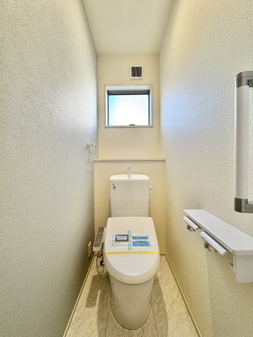 磐田市赤池　4期　1号棟のトイレ|シンプルで清潔感のあるトイレです。窓付きで、明るく換気もしやすい空間となっています！
