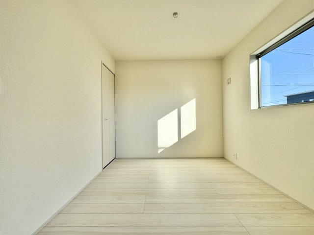 磐田市赤池　4期　1号棟の洋室|約4.5帖の洋室です。リビングと隣接しているので、お子さまの遊び場やお昼寝スペースとしても活躍します。