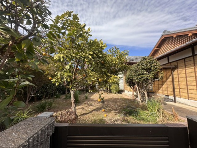 【庭】 | 沖田町　７DK　中古住宅