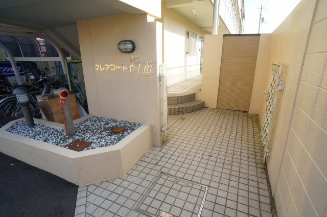 相楽郡精華町大字菅井小字馬渕の賃貸マンションのエントランス