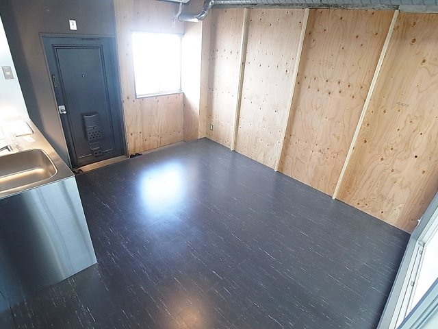 ベルトゥリー水木通の内装|リビングには、湿気を吸収しやすい、天然木素材の壁に施工