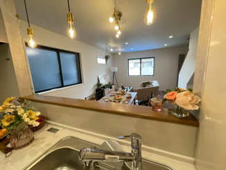 【キッチン】 | 緑区土気町　新築戸建　JR外房線「土気」駅 | 白を基調とした清潔感あふれる対面式システムキッチン。食洗機もついており、機能性抜群でありながら収納もしっかり。ペンダントライトでセンスよく見えるキッチン。