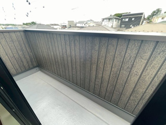 【バルコニー】 | 緑区土気町　新築戸建　JR外房線「土気」駅 | 手すり壁の内側には木目調の縦ストライプのサイディングが施され、プライバシーも保たれます。