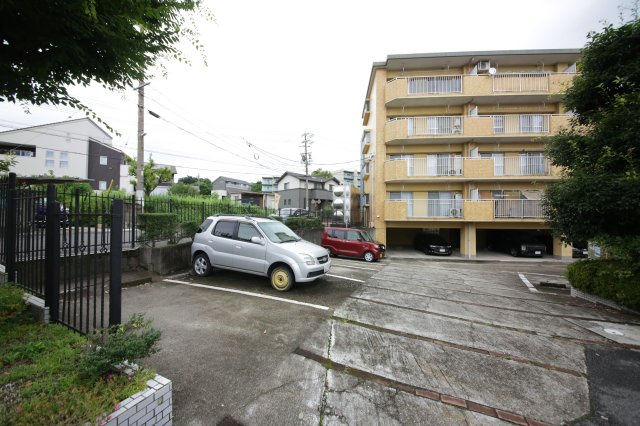 ピボットマンション生路の駐車場
