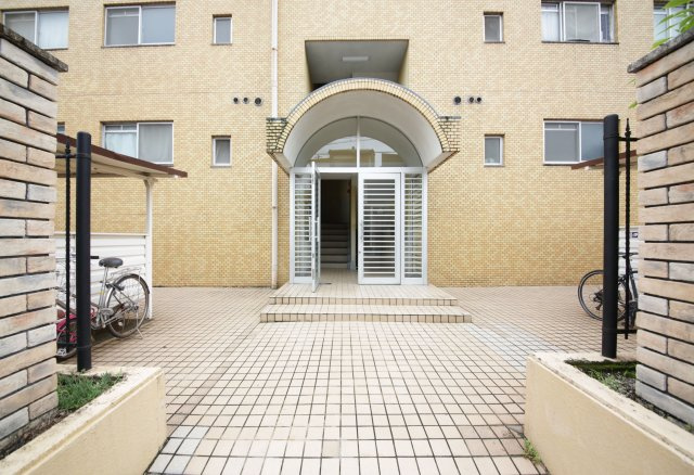 ピボットマンション生路のエントランス