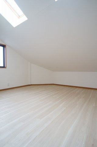 【内装】 | 東大阪市荒川3丁目 | 【リフォーム前画像】「3階：納戸」トップライト（天窓）付きのお部屋です☆