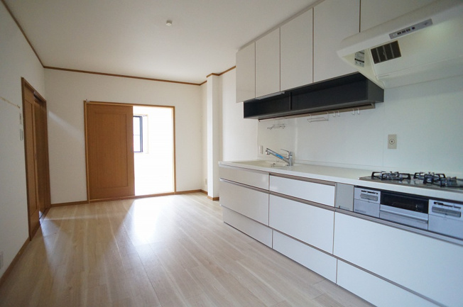 【居間・リビング】 | 東大阪市荒川3丁目 | 【リフォーム前画像】クロス全面貼替え、ハウスクリーニング後のお引渡しです☆