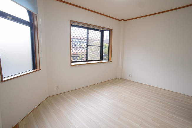 【内装】 | 東大阪市荒川3丁目 | 【リフォーム前画像】「2階：洋室」リビングに面した出窓付きのお部屋です☆