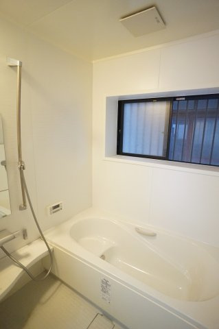 【浴室】 | 東大阪市荒川3丁目 | 【リフォーム前画像】ゆったりとしたバスタブです♪