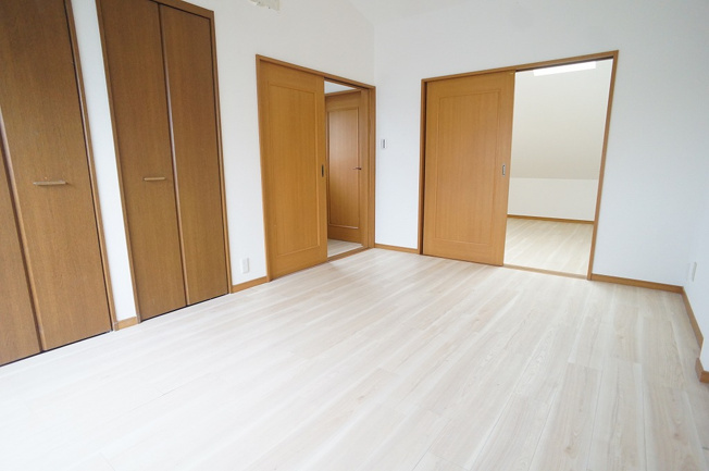 【寝室】 | 東大阪市荒川3丁目 | 【リフォーム前画像】「3階：洋室」「3階：納戸」2ドア1ルーム仕様。各部屋に廊下へのドアがあるため、独立したお部屋としてもご使用できます♪