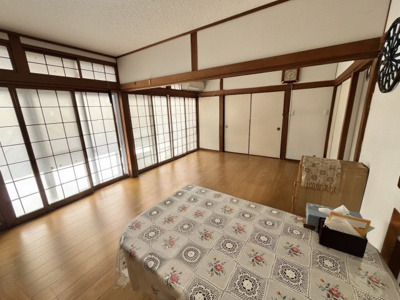 【居間・リビング】 | 王塚台1丁目中古住宅 | 令和2年6月和室（2間）をリビングにリフォーム済です。