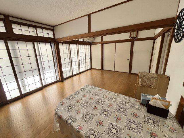 【居間・リビング】 | 王塚台1丁目中古住宅 | 令和2年6月和室（2間）をリビングにリフォーム済です。