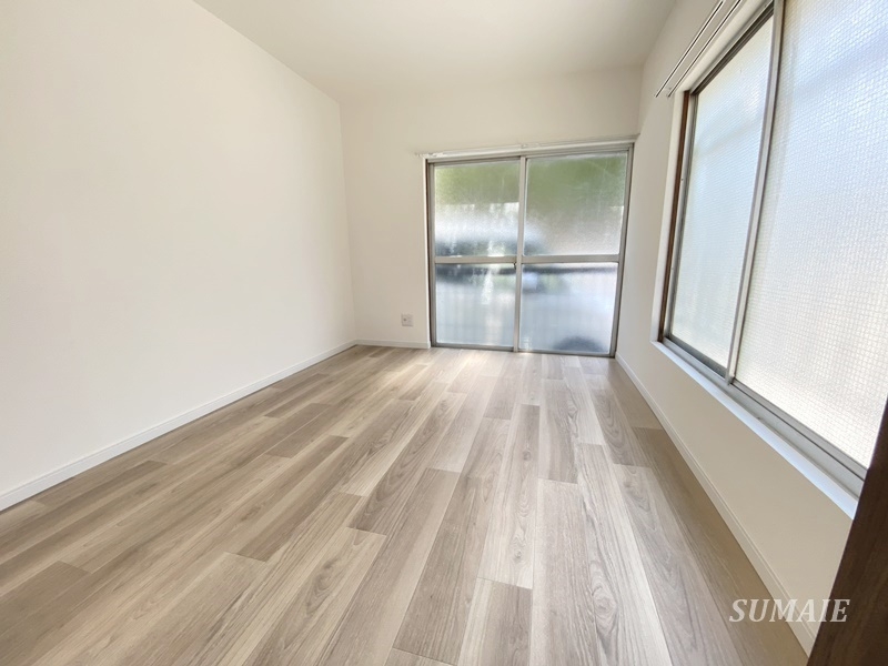 志茂文化アパートの居間・リビング|明るいお部屋です☆