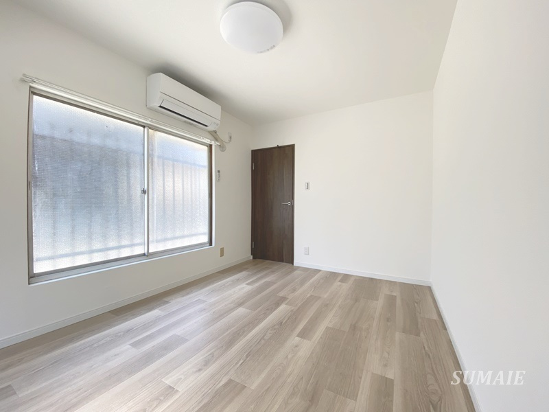 志茂文化アパートの寝室|窓側からのアングルです☆