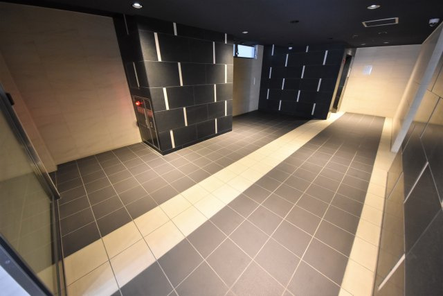 プレサンスNEO心斎橋のエントランス