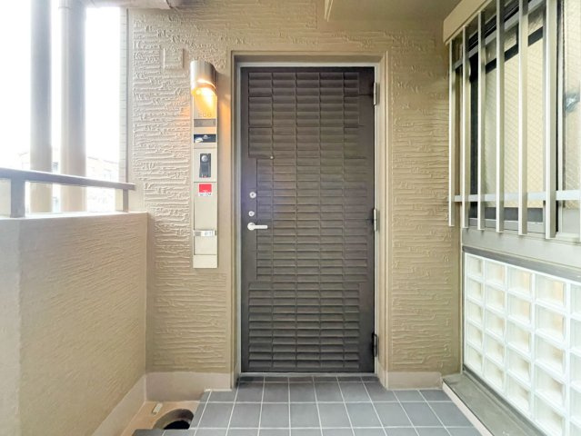 ファミール夙川宮西町の玄関|明るい玄関です