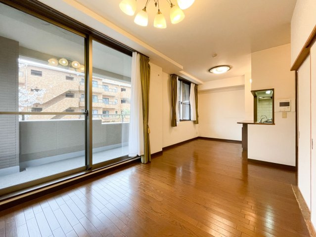 ファミール夙川宮西町の居間・リビング|こちらの居間で趣味の時間をお楽しみください