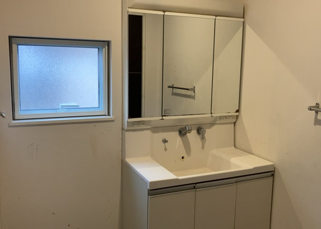 【脱衣所】 | 多くの戸建て住宅で見かける洗面脱衣所は、洗面台と洗濯機が2畳ほどのスペースに並べられていて、洗面所が脱衣所を兼ね備えている間取りが一般的です。お客様が利用することもある、パブリックな空間でもあります。