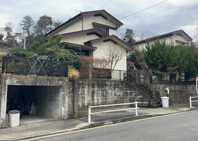 【前面道路含む現地写真】 | 住宅用の土地では前面道路に2m以上接していなければならないと法律で定められています。しかし、お持ちの車のサイズやライフスタイルなどにより、2mでは利便が悪い場合もございますので、事前に確認しましょう。