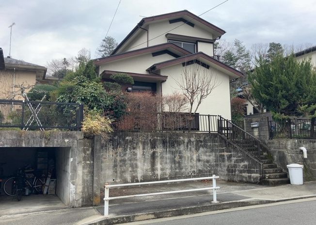 【前面道路含む現地写真】 | 道幅が広い場所は日当たりや風通が良好です。幅が広いのですれ違いも可能ですし大きな車でも駐車可能！一方で、大型車が通ることも多くなるため交通量の増加により騒音に繋がります。また土地の値段が高くなります。