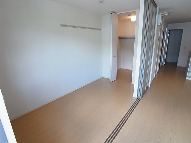 オブ・ヴィラージュの洋室|仕切りを開けると大変広々と使えます